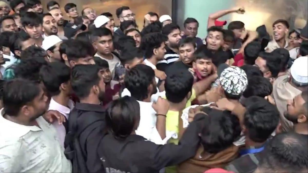 <div>Scuffle Breaks Out Outside Apple Store In Mumbai's BKC As iPhone 17 Goes On Sale; Security Steps In</div>