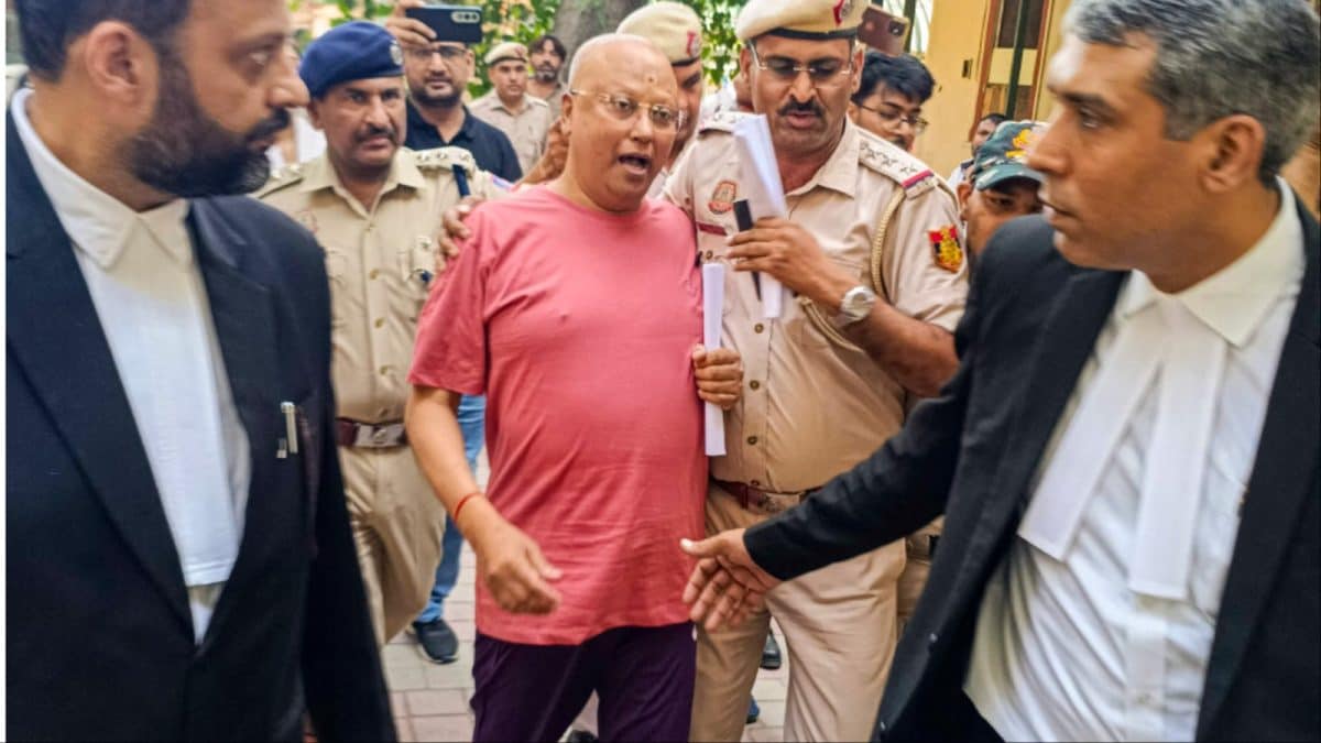 <div>Delhi Ashram Baba Taken To Institute's 'Torture Room', Interrogated For Hours</div>