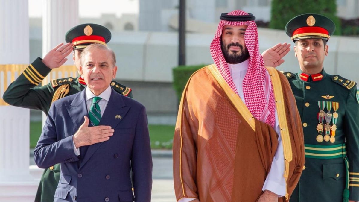 Pakistan Offers Saudi Arabia Nuclear Umbrella Under New Defence Agreement