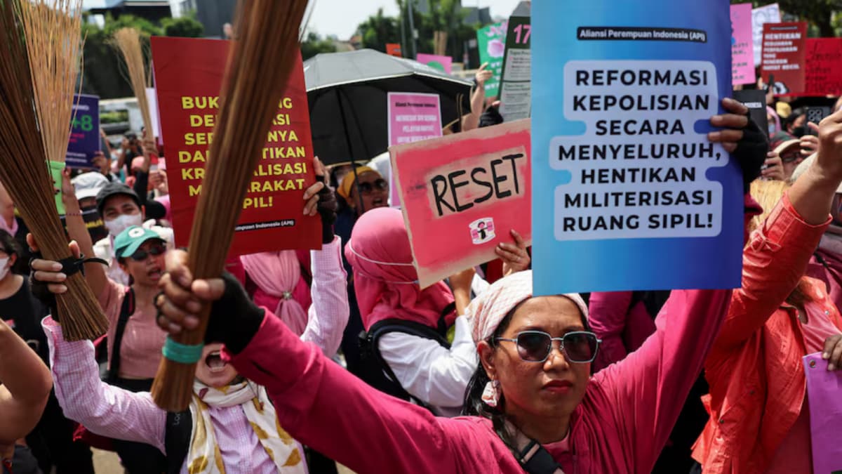 ‘Brave Pink’: Women With Brooms Lead Indonesia's Anti-Government Protests