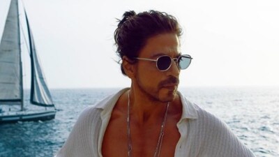 srk cigarette brand Shahrukh Khan smokes during interview, discards cigarette and matches in  Arabian Sea
