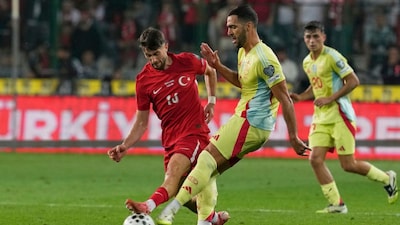 Turkey's Ismail Yuksek, left, challenges Spain's Mikel Merino during a World Cup qualifying round Group E soccer match between Turkey and Spain at Konya Buyuksehir stadium, in Konya, Turkey, Sunday, Sept. 7, 2025. (AP Photo/Khalil Hamra)
