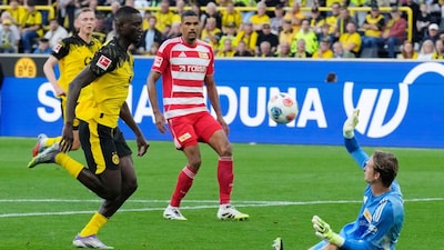 Dortmund's Serhou Guirassy, front left, scores his side's second goal during the German Bundesliga soccer match between Borussia Dortmund and Union Berlin at the Signal-Iduna Park in Dortmund, Germany, Sunday, Aug. 31, 2025. (AP Photo/Martin Meissner)

