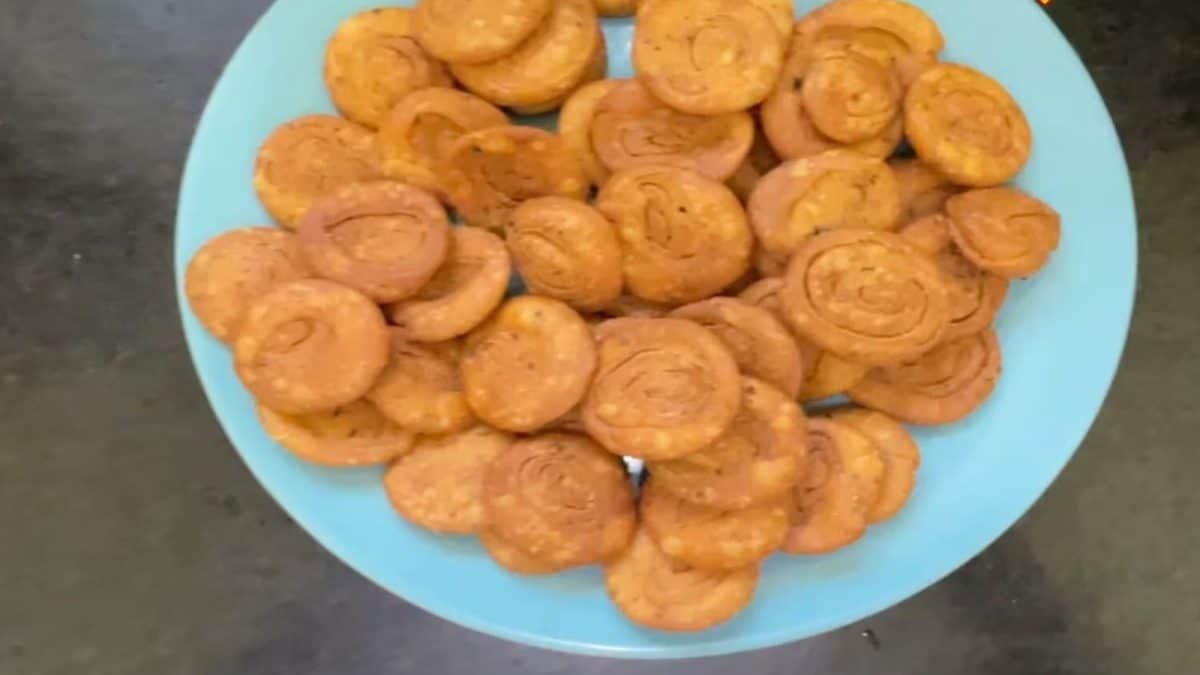 Moong Dal Mathri: A Navratri Favourite That Stays Fresh For Months