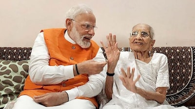 PM Modi with his late mother Hiraben | File Image