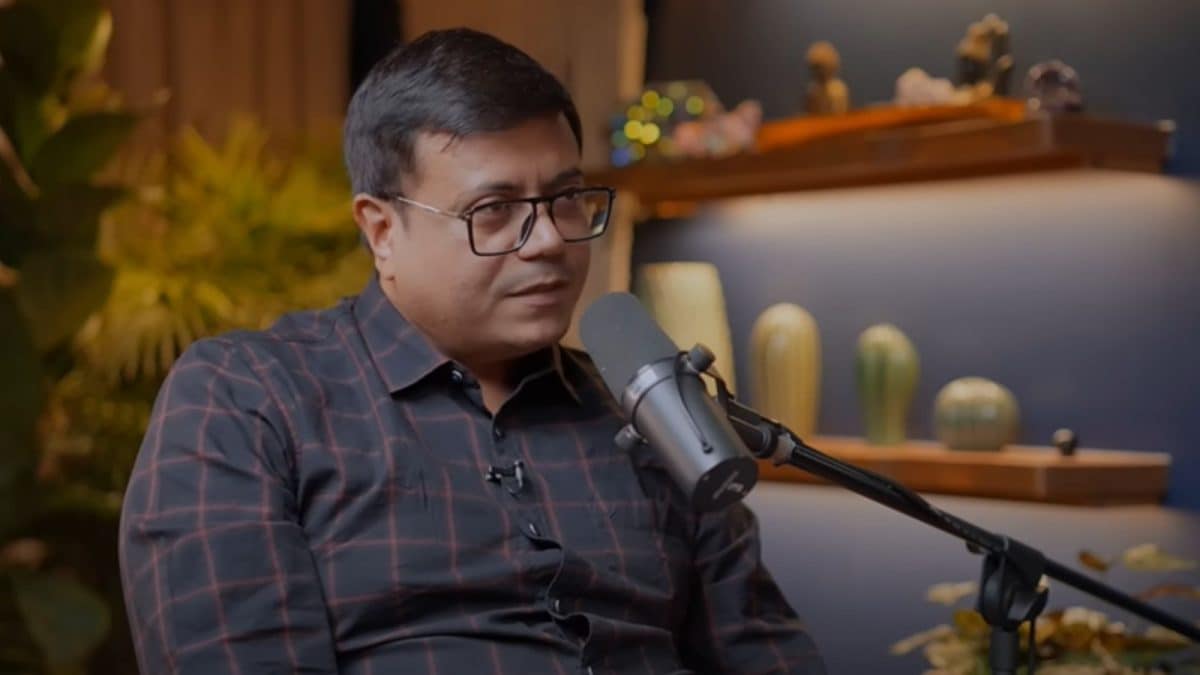 Expert Explains How Love Heals Body Through DNA, Internet Says, ‘It Can Damage Too’