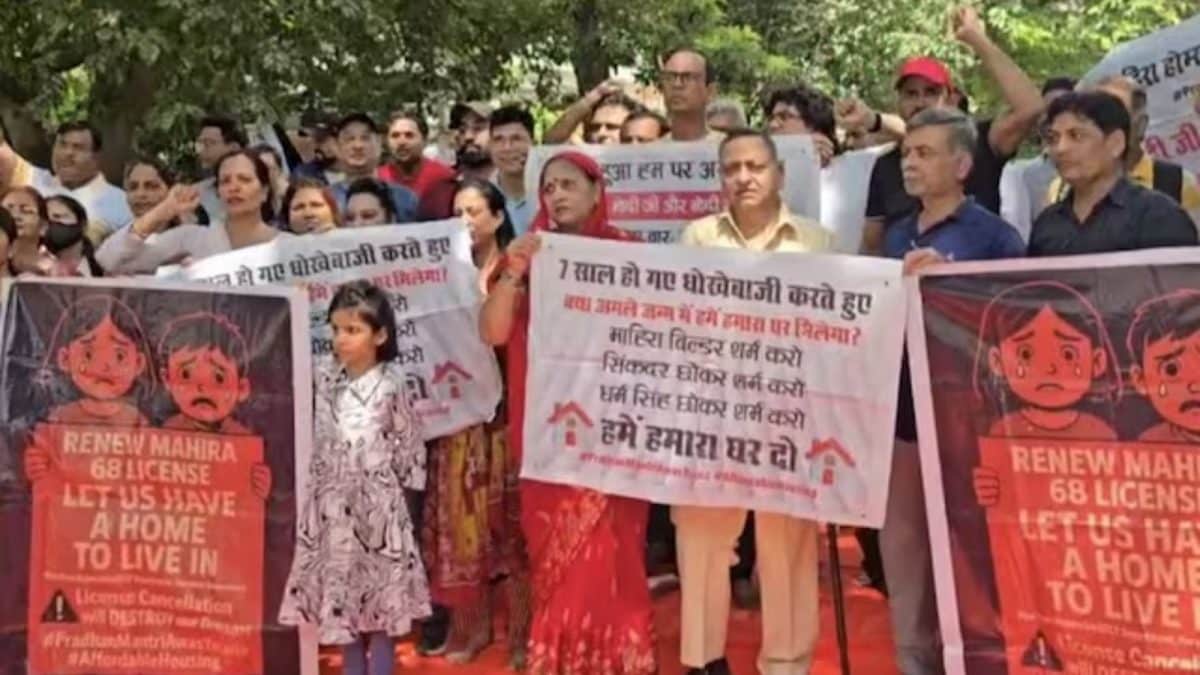 <div>'Give Us Flats Or Give Us Death': Gurugram Homebuyers Protest Against Ex-Congress MLA's Son</div>