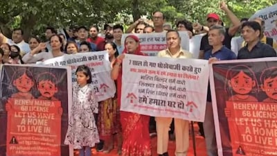 The protestors demanded government action after their 7-year wait. (News18 Hindi)