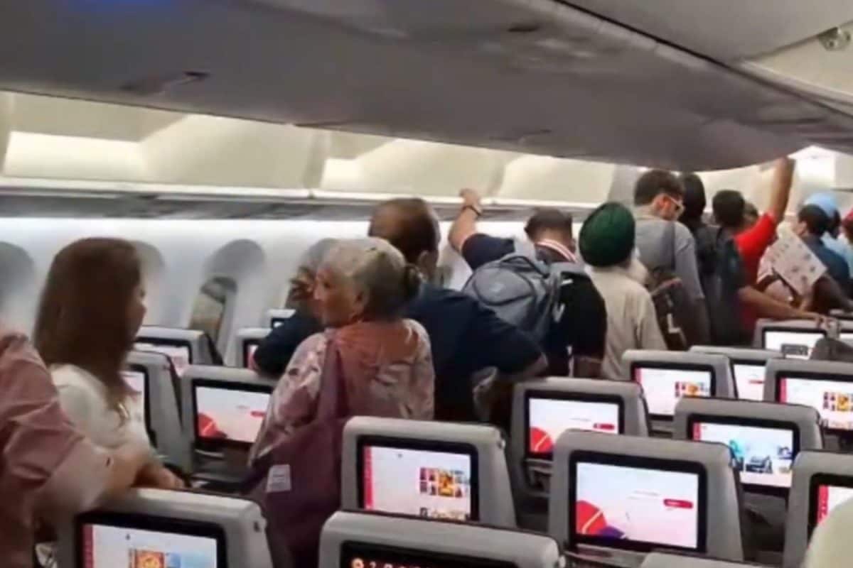 Flyers Deboarded After Sitting On Jet For 2 Hours!