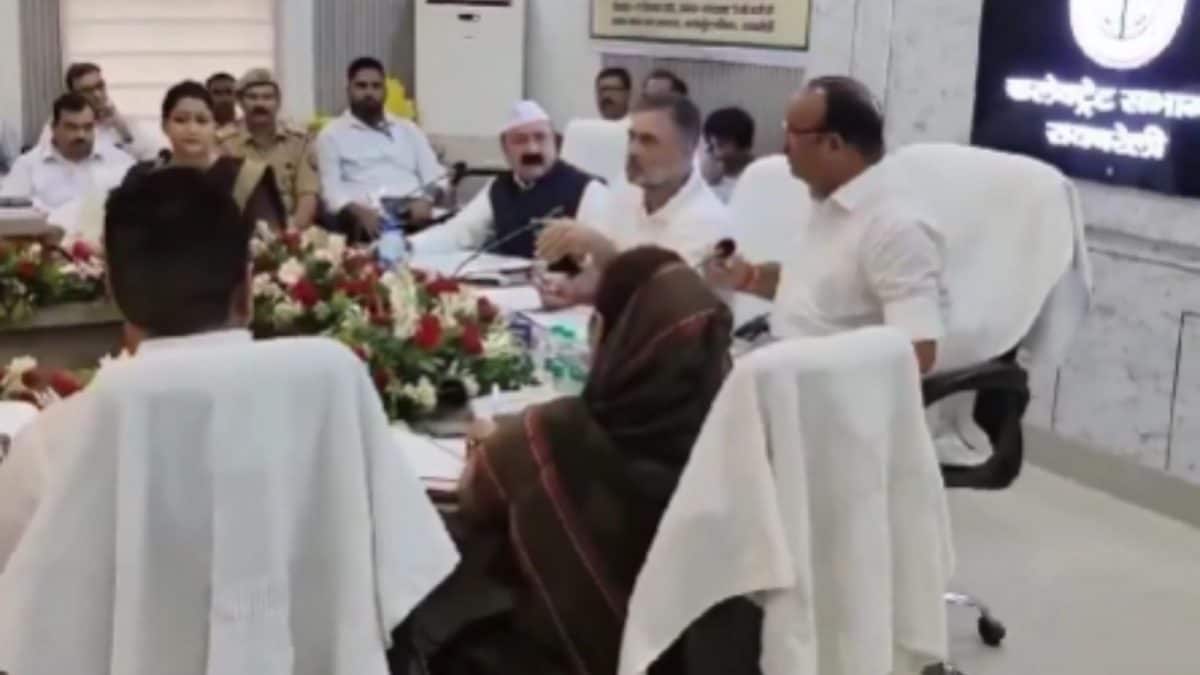Rahul Gandhi and Minister Clash at Raebareli DISHA Meeting