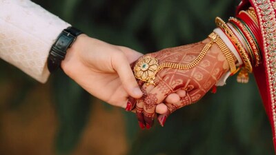 Adarsh Mhatre was arrested by Navi Mumbai Crime Branch for impersonating ISRO and PWD officials, cheating and sexually exploiting women via matrimonial websites.(Representative Image)