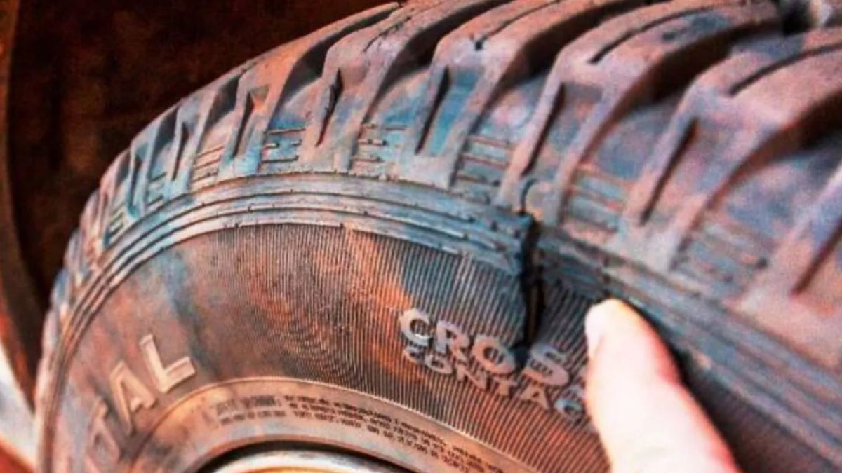 Mumbai Women Get Help After Tyre Burst, Sparking Online Debate