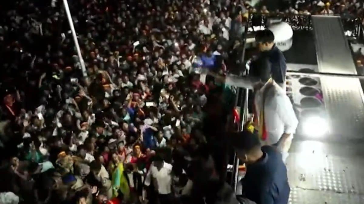 TVK Chief Vijay Throws Water Bottles At Crowd Feeling Suffocated Before Karur Stampede | Video