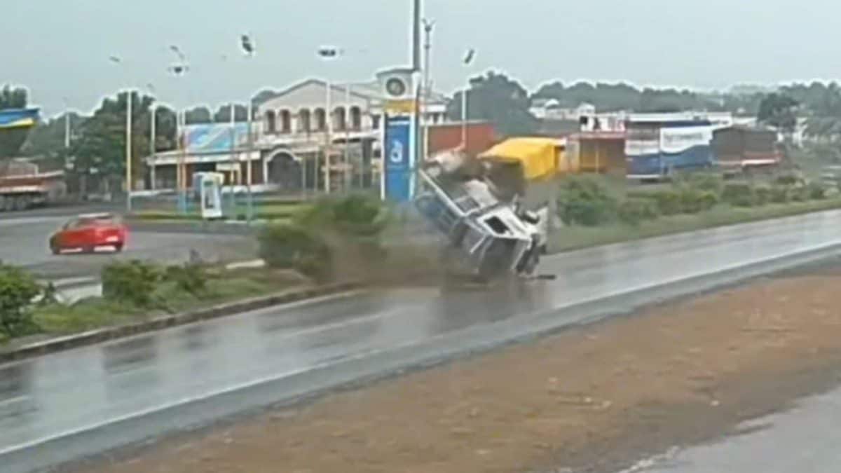 Tempo Loses Control On Pune Highway, 1 Dead; Horrific Accident Caught On Camera