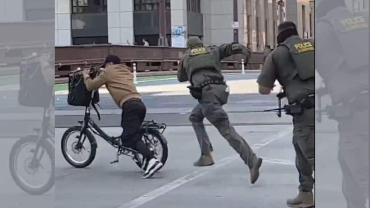<div>'Not A US Citizen': Cyclist Dodges Border Patrol Cops In Wild Chicago Chase | Watch</div>