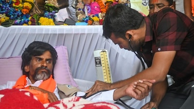  A doctor checks blood pressure of activist Manoj Jarange Patil during his hunger strike demanding Maratha reservation, at Azad Maidan, in Mumbai, Tuesday, Sept. 2, 2025. (PTI Photo)(PTI09_02_2025_000064B)
