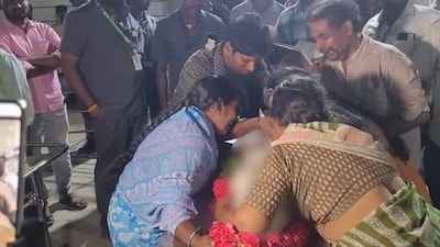 Heartrending visuals of a family mourning a minor victim of the Karur stampede, have surfaced. (Image: News18/video grab)