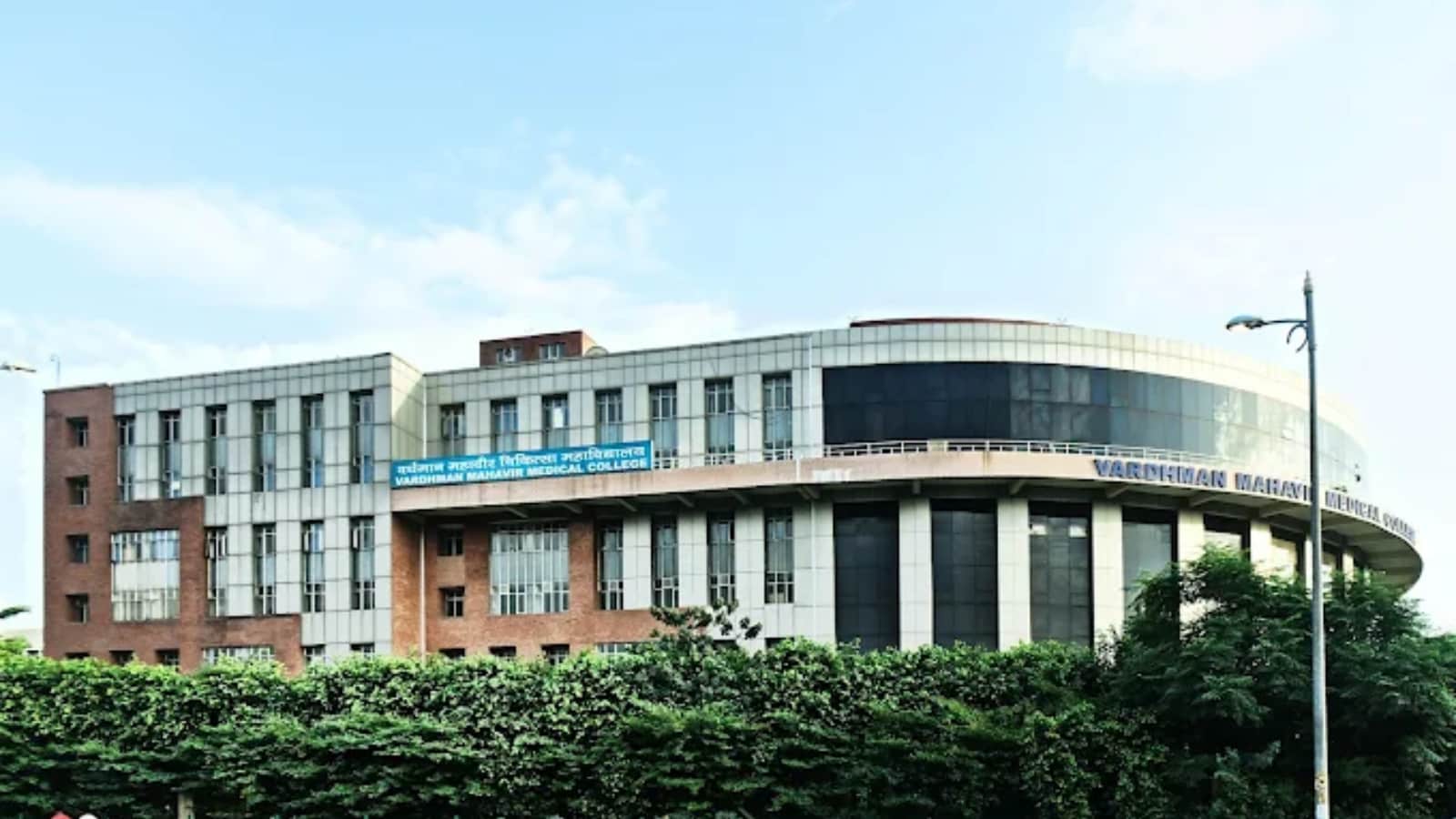 Vardhman Mahavir Medical College & Safdarjung Hospital, ranked 22, is affiliated with Guru Gobind Singh Indraprastha University and offers MBBS, MD, MS, and diploma programmes, with hands-on training at Safdarjung Hospital.