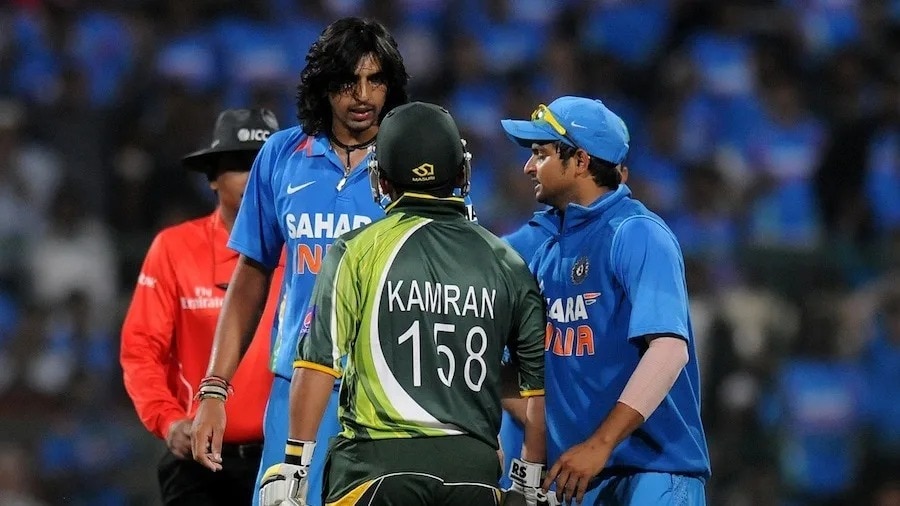 Ishant Sharma vs Kamran Akmal in 2012: The last time Pakistan toured India for a bilateral series was in 2012, and the opening T20I at the Chinnaswamy Stadium in Bengaluru produced an explosive moment. The incident involved Indian fast bowler Ishant Sharma and Pakistan’s wicketkeeper-batsman Kamran Akmal. Tensions flared when Akmal accused Ishant of obstructing his run deliberately. The situation worsened shortly after, as Ishant beat Akmal with a delivery and mocked him. The provocation angered the Pakistan batter, leading to a heated verbal spat. Ishant Sharma vs Kamran Akmal in 2012: The last time Pakistan toured India for a bilateral series was in 2012, and the opening T20I at the Chinnaswamy Stadium in Bengaluru produced an explosive moment. The incident involved Indian fast bowler Ishant Sharma and Pakistan’s wicketkeeper-batsman Kamran Akmal. Tensions flared when Akmal accused Ishant of obstructing his run deliberately. The situation worsened shortly after, as Ishant beat Akmal with a delivery and mocked him. The provocation angered the Pakistan batter, leading to a heated verbal spat.