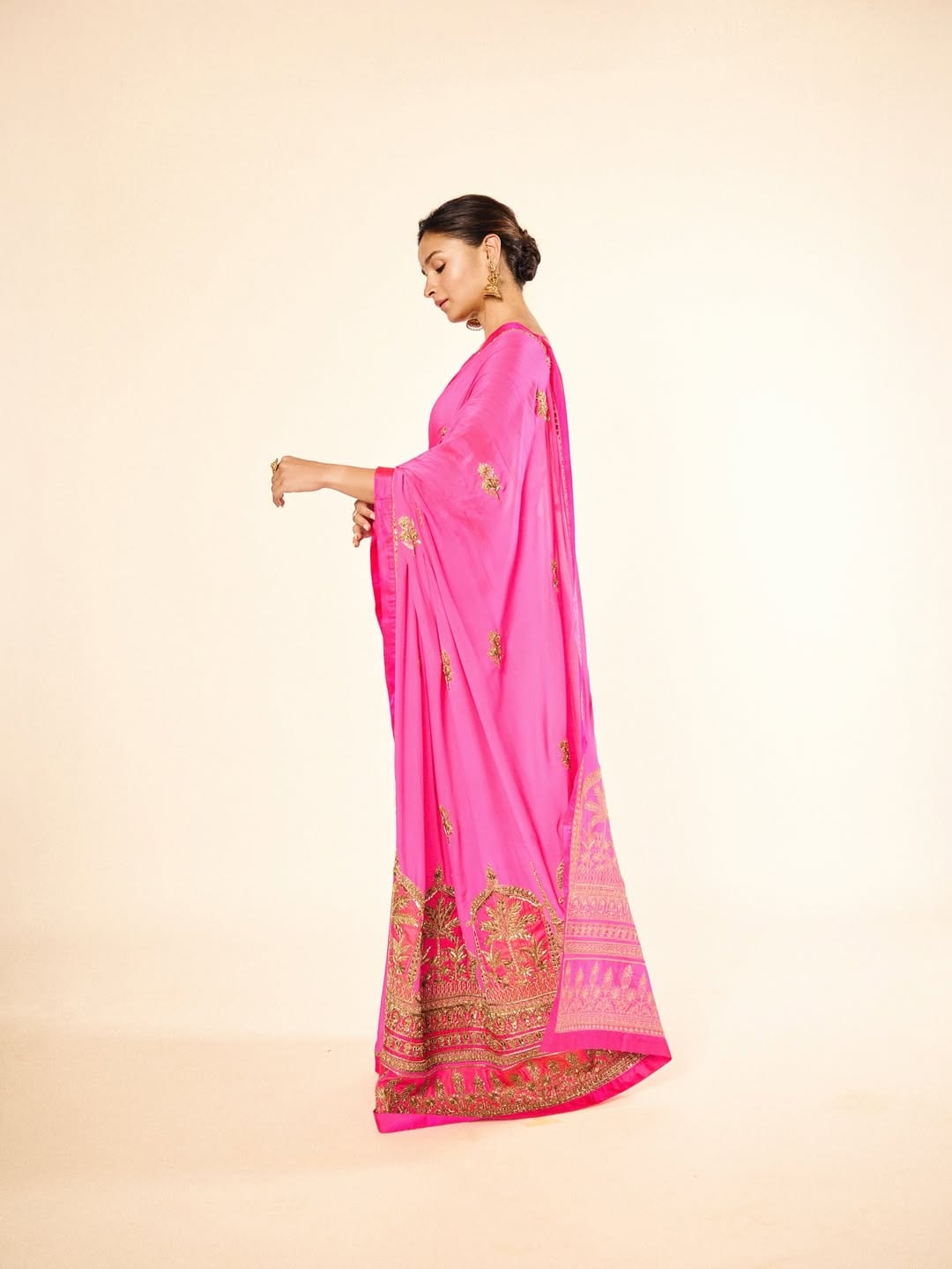 Alia Bhatt Serves Three Ethnic Looks For Ganesh Chaturthi Celebration Alia Bhatt Serves Three Ethnic Looks For Ganesh Chaturthi Celebration