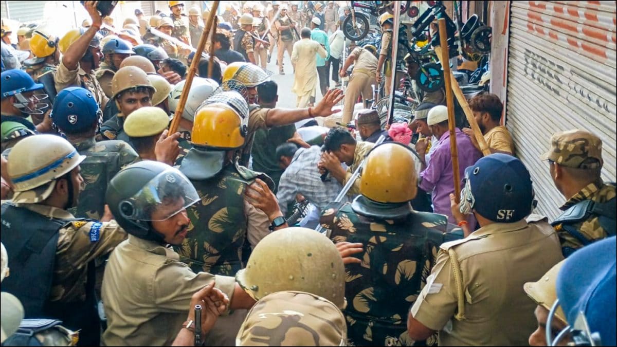 <div>'I Love Muhammad' Row: Muslim Students File Plea In Delhi HC, Seek Withdrawal Of Cases</div>
