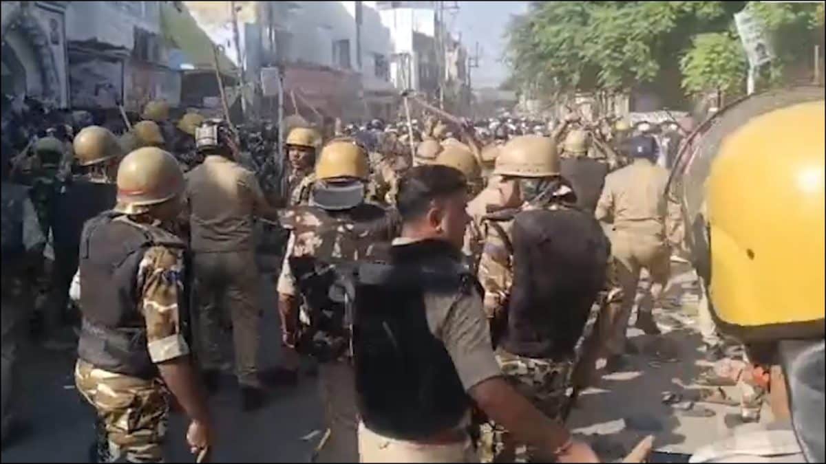 <div>Police Baton Charge Protesters Carrying 'I Love Muhammad' Posters In UP's Bareilly</div>