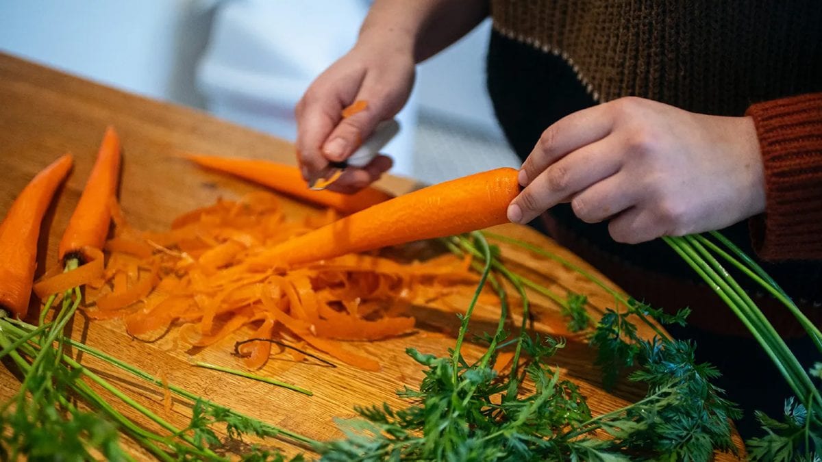 <div>Don't Throw Away Those Carrot Peels! 7 Uses That May Surprise You</div>