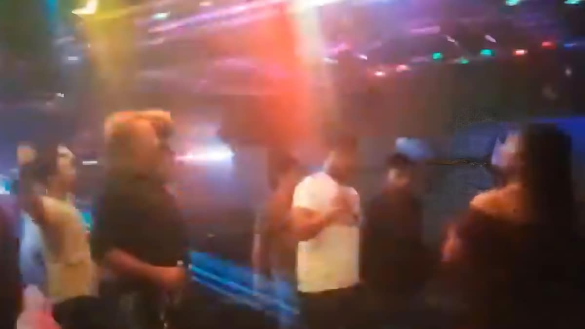 <div>Four UP Cops Suspended After Video Of Them Grooving At Criminal's B'Day Party Goes Viral | Watch</div>