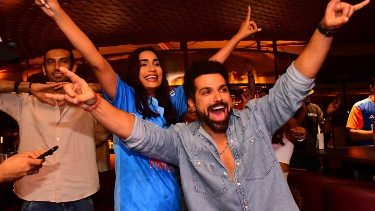 Varun Dhawan, Janhvi Kapoor Celebrate India's Asia Cup Win