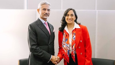 External Affairs Minister S. Jaishankar with Canadian Foreign Minister Anita Anand in New York, US. (Image via X/@DrSJaishankar) 