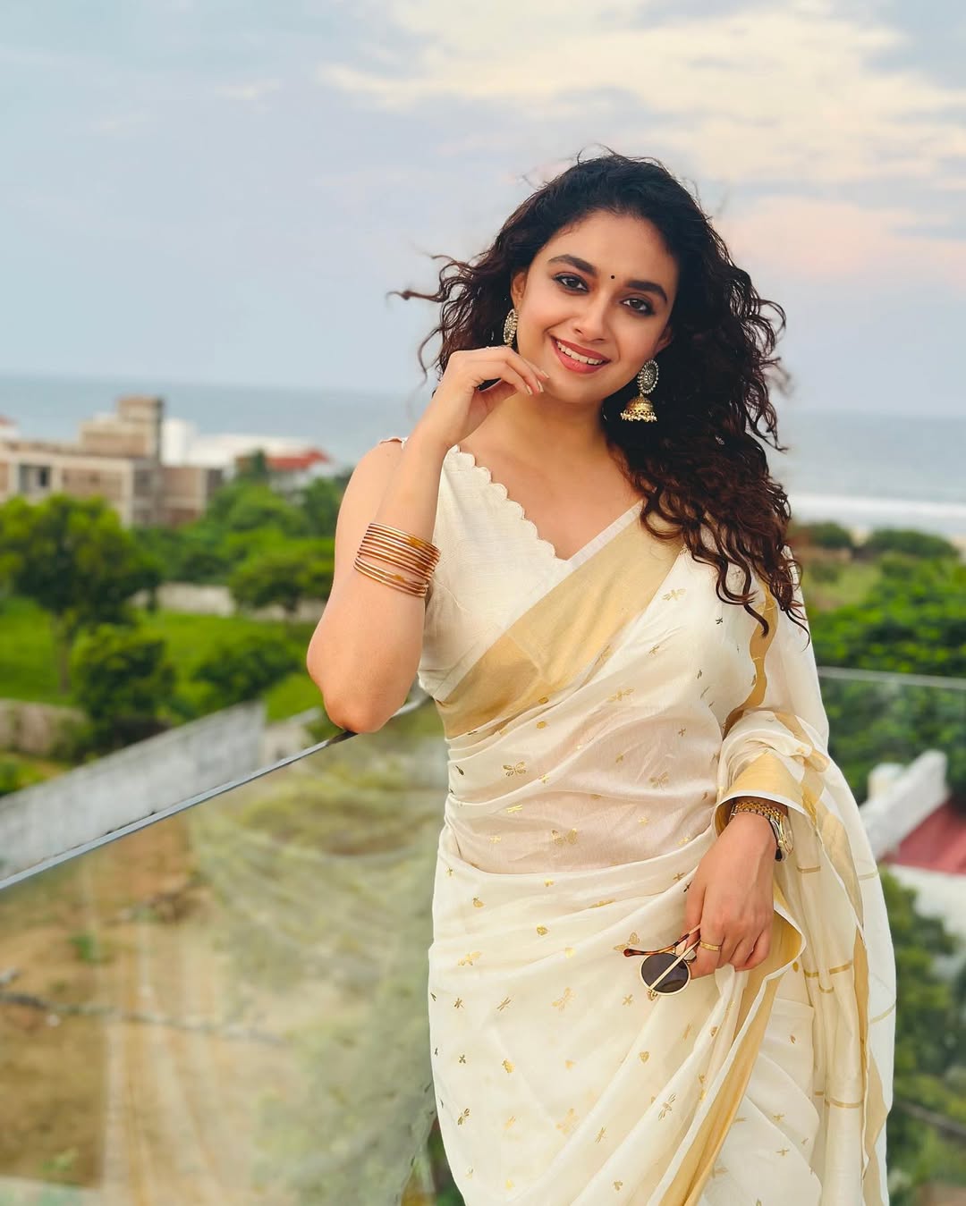 Keerthy Suresh’s Most Elegant Kasavu Saree Looks Keerthy Suresh’s Most Elegant Kasavu Saree Looks