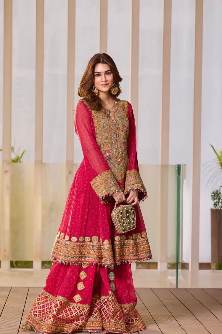 How about this Kriti Sanon-approved pink kurta and palazzo pants set for a fuss-free Navratri celebration? How about this Kriti Sanon-approved pink kurta and palazzo pants set for a fuss-free Navratri celebration?