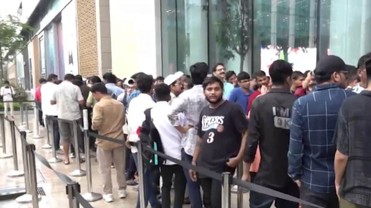 People Wait In Long Lines Outside Mumbai BKC Apple Store As iPhone 17 Sale Begins | Video