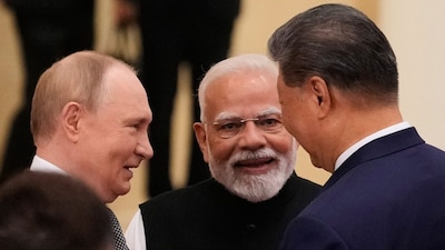 (From left) Russian President Vladimir Putin, Indian PM Narendra Modi and Chinese President Xi Jinping talk ahead of the Shanghai Cooperation Organization (SCO) summit in Tianjin, China, on Monday. (AP/PTI)