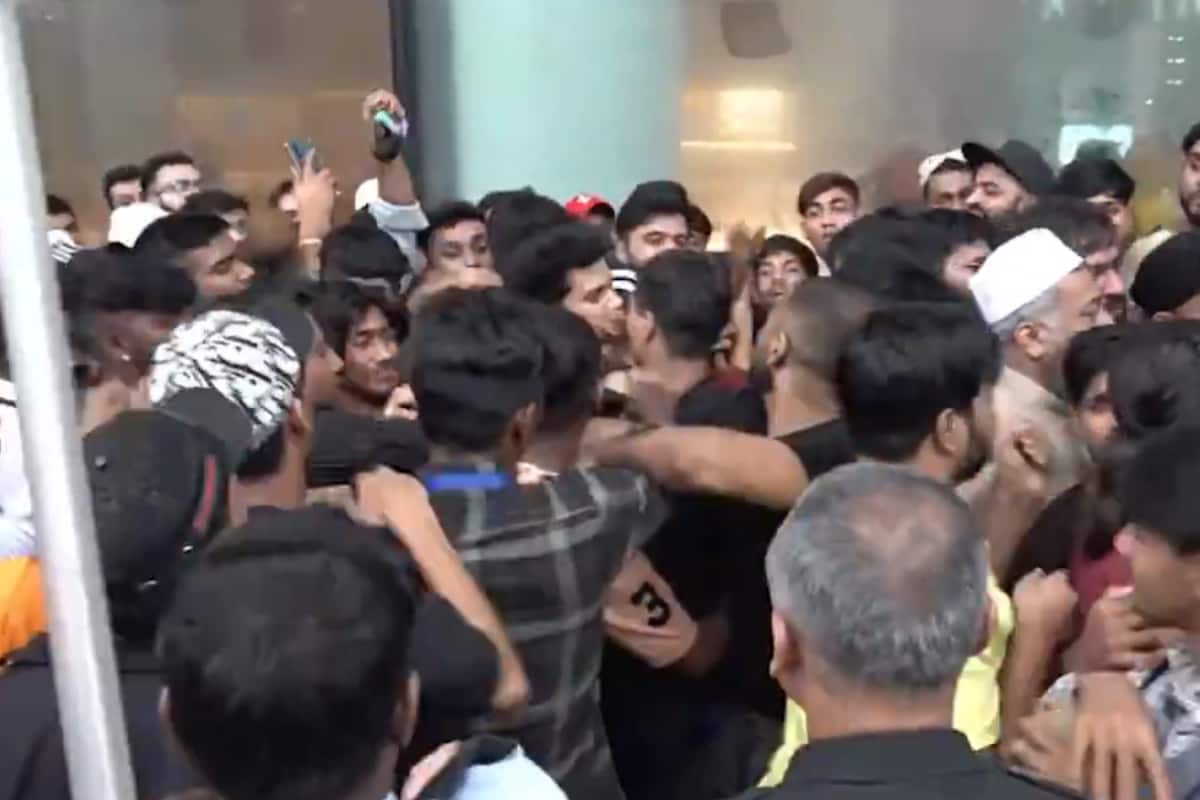 Mumbai iPhone17 Buyers Rain Punches At Each Other Amid Massive Crowd: ‘Sab EMI Wale Hain’ | Watch