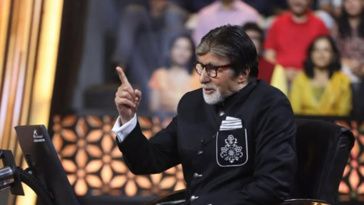 Amitabh Bachchan Greets Fans at Sunday 'Jalsa'