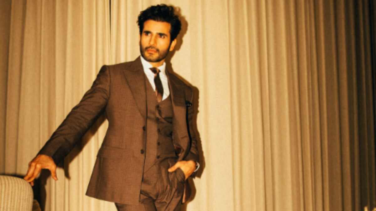 Karan Tacker's Vintage Look Stuns at GQ Event