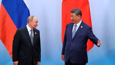 Xi Jinping and Vladimir Putin discussed the potential to extend human life, organ transplantation, and modern biotechnology experiments. (AP/File)