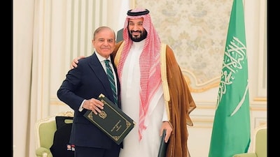 Pakistan Prime Minister Shehbaz Sharif with Prince Mohammed bin Salman, Crown Prince and Prime Minister of Saudi Arabia. (X @CMShehbaz)