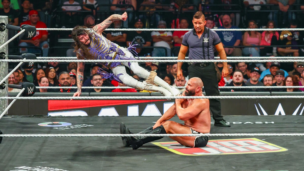 डोमिनिक मिस्टेरियोने रुसेव्हचा पराभव केला. (WWE) 