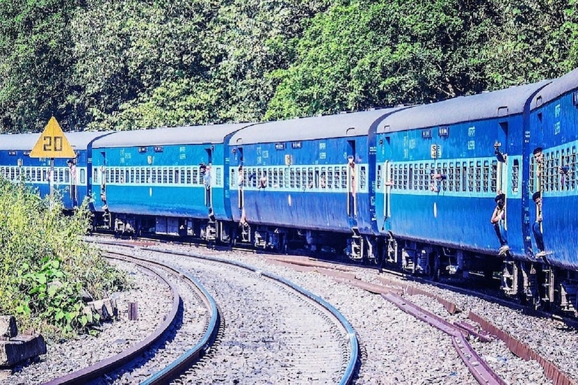  இந்த ரயிலானது கிட்டத்தட்ட 2,000 கிலோமீட்டர் தொலைவைக் கடந்து, 39 பட்டியலிடப்பட்ட ரயில் நிலையங்களில் பயணிகளை ஏற்றிக் கொள்கிறது. மேலும், உணவானது புதுடெல்லி, போபால், பார்ப்பானி, ஜால்னா, அவுரங்காபாத் மற்றும் மராத்வாடா போன்ற முதன்மையான 6 ரயில் நிலையங்களில் வழங்கப்படுகிறது. இந்த ரயில் நிலையங்களில் சௌகரியமாக உணவு சாப்பிடுவதற்கு பயணிகளுக்கு போதுமான நேரம் கிடைக்கிறது. இந்த 33 மணி நேர பயணத்தின்போது பயணிகளுக்கு காலை உணவு, மதிய உணவு மற்றும் இரவு உணவு ஆகிய மூன்றும் இலவசமாக வழங்கப்படுகிறது.