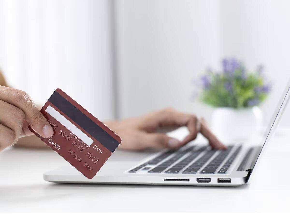 Os folhetos frequentes podem encontrar vantagens adicionais em cartões de crédito premium. Isso geralmente concede acesso aos lounges do aeroporto interno e internacionalmente, refeições de cortesia e serviços prioritários. Alguns cartões também estendem benefícios para reservas e restaurantes de hotéis, aprimorando as experiências gerais de viagem. 