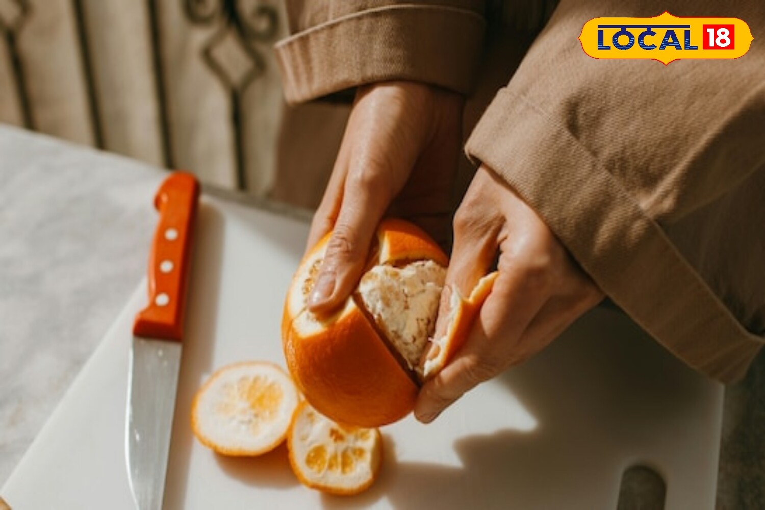 छिलके तैयार करें एक संतरे का छिलका लें और इसे मोटा-मोटा छील लें छिलके को हल्का सा दबाएँ या मसलें ताकि इसकी खुशबू और तेज हो जाए। छिलके तैयार करें एक संतरे का छिलका लें और इसे मोटा-मोटा छील लें छिलके को हल्का सा दबाएँ या मसलें ताकि इसकी खुशबू और तेज हो जाए।