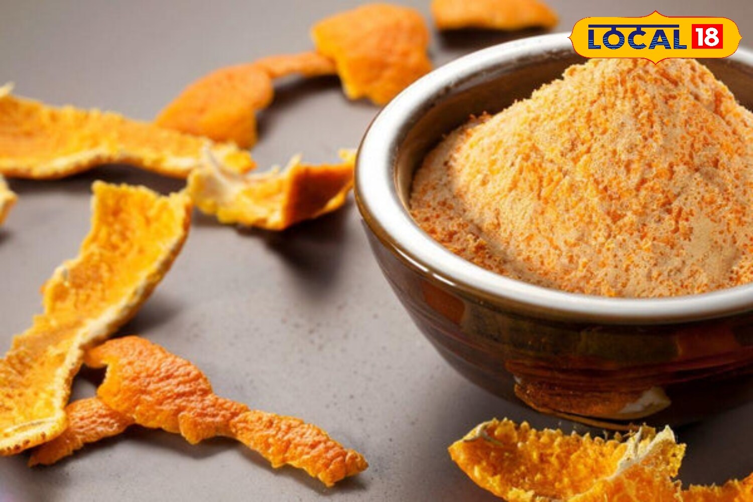 सूखे छिलके का पाउडर अगर बार-बार छिलके बदलना मुश्किल लगे, तो संतरे के छिलकों को धूप में सुखा लें या हल्की आंच पर ओवन में सेक लें। फिर इन्हें पीसकर पाउडर बना लें। इस पाउडर को छोटे पाउच में भरकर उन्हीं जगहों पर रख दें।  सूखे छिलके का पाउडर अगर बार-बार छिलके बदलना मुश्किल लगे, तो संतरे के छिलकों को धूप में सुखा लें या हल्की आंच पर ओवन में सेक लें। फिर इन्हें पीसकर पाउडर बना लें। इस पाउडर को छोटे पाउच में भरकर उन्हीं जगहों पर रख दें।