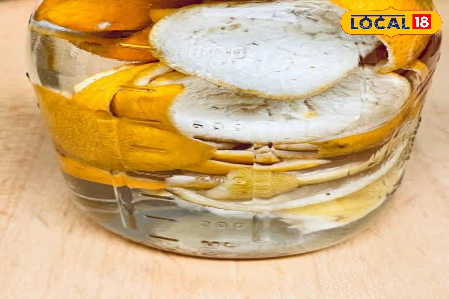 संतरे का स्प्रे संतरे के छिलकों को पानी में उबाल लें। इस पानी को ठंडा करके एक स्प्रे बोतल में भर लें। इस स्प्रे को दरवाज़ों और खिड़कियों के आस-पास छिड़कें।ध्यान रहे स्प्रे लगाने से पहले किसी छिपी हुई जगह पर टेस्ट कर लें कि कहीं यह रंग या पेंट को खराब तो नहीं कर रहा।  संतरे का स्प्रे संतरे के छिलकों को पानी में उबाल लें। इस पानी को ठंडा करके एक स्प्रे बोतल में भर लें। इस स्प्रे को दरवाज़ों और खिड़कियों के आस-पास छिड़कें।ध्यान रहे स्प्रे लगाने से पहले किसी छिपी हुई जगह पर टेस्ट कर लें कि कहीं यह रंग या पेंट को खराब तो नहीं कर रहा।