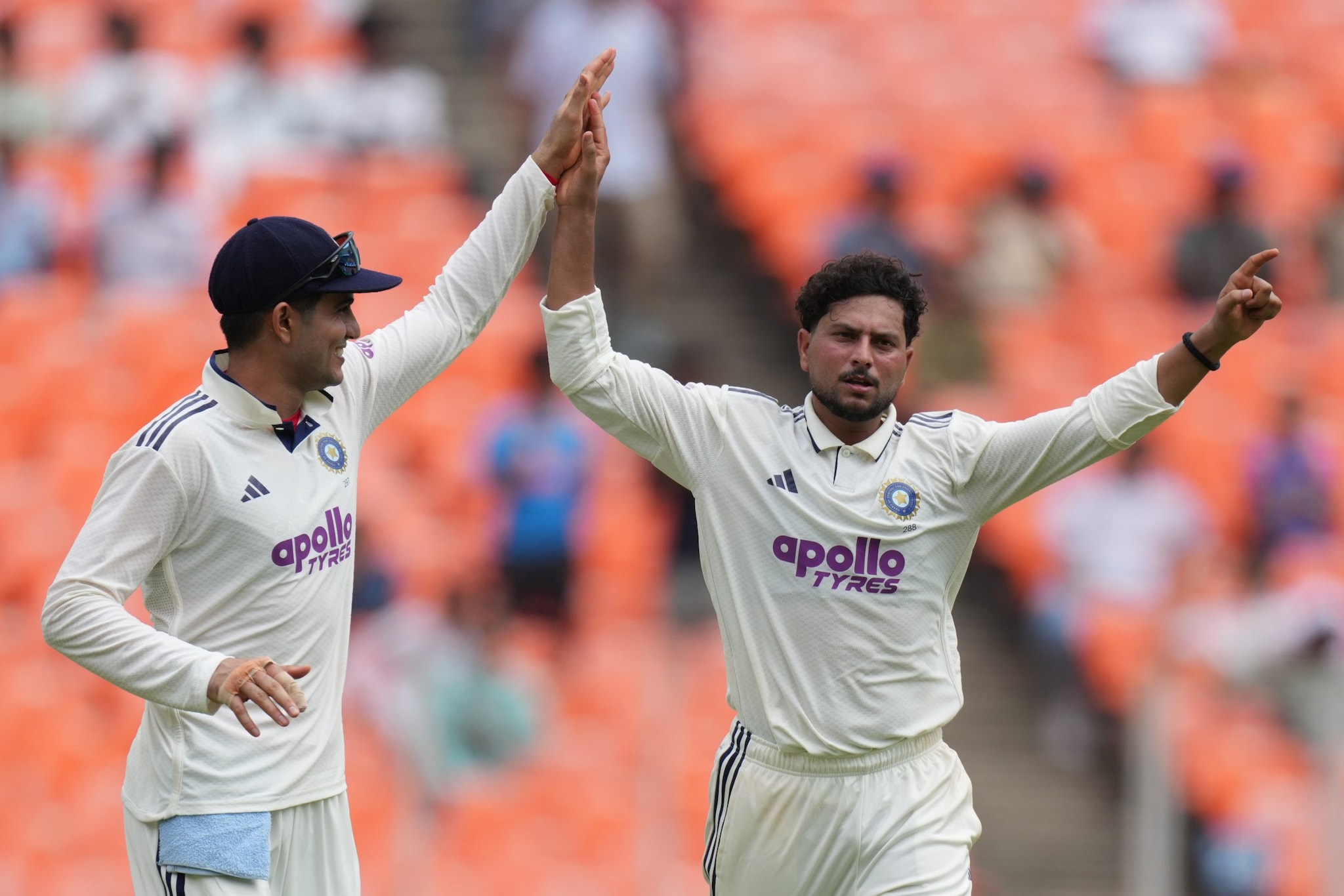 Kuldeep Yadav (2/25) e Washington Sundar (1/9) entraram quando o rebatedor dos visitantes desmoronou apesar da breve resistência de Justin Greaves (32), Shai Hope (26) e Roston Chase (24). Em resposta, Kl Rahul ancorou as entradas da Índia com 53 invictos, guiando os anfitriões para 121/2 em tocos. Kuldeep Yadav (2/25) e Washington Sundar (1/9) entraram quando o rebatedor dos visitantes desmoronou apesar da breve resistência de Justin Greaves (32), Shai Hope (26) e Roston Chase (24). Em resposta, Kl Rahul ancorou as entradas da Índia com 53 invictos, guiando os anfitriões para 121/2 em tocos.