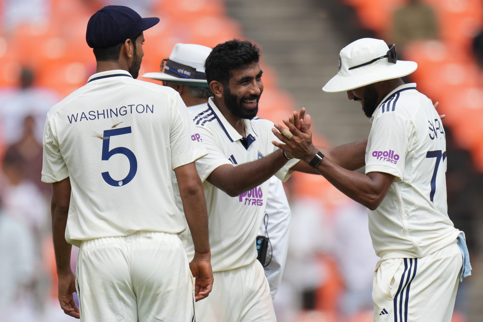 Bumrah chegou ao marco quando jogou Johann Layne por 1 na segunda sessão no estádio Narendra Modi, chegando lá em apenas 1.747 entregas - o menor número de qualquer jogador indiano em casa. Bumrah chegou ao marco quando jogou Johann Layne por 1 na segunda sessão no estádio Narendra Modi, chegando lá em apenas 1.747 entregas - o menor número de qualquer jogador indiano em casa.