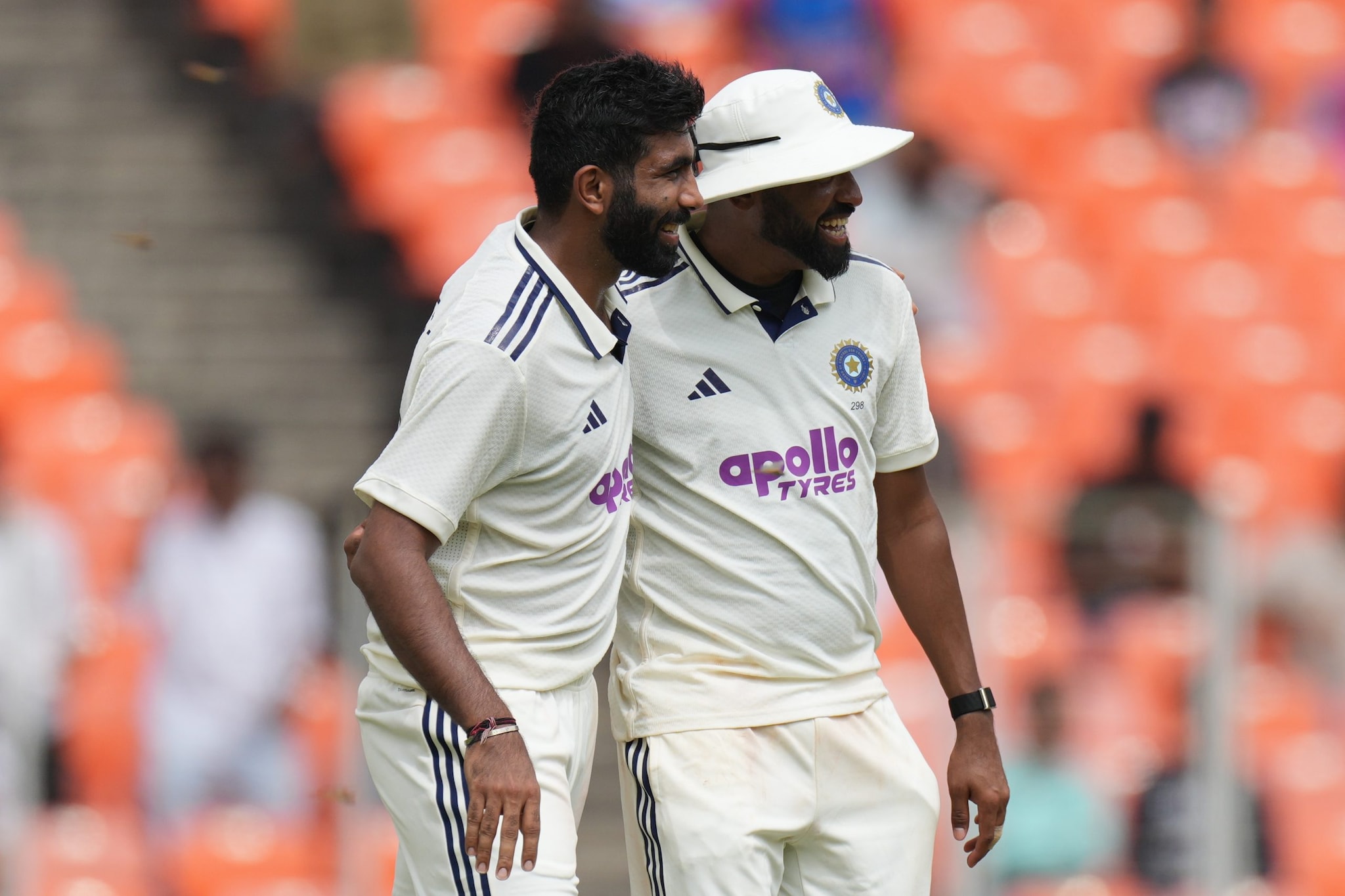 A Índia dominou o dia de abertura do primeiro teste em Ahmedabad, jogando nas Índias Ocidentais por apenas 162 corridas com Mohammed Siraj (4/40) e Jasprit Bumrah (3/32) liderando a acusação. A Índia dominou o dia de abertura do primeiro teste em Ahmedabad, jogando nas Índias Ocidentais por apenas 162 corridas com Mohammed Siraj (4/40) e Jasprit Bumrah (3/32) liderando a acusação.