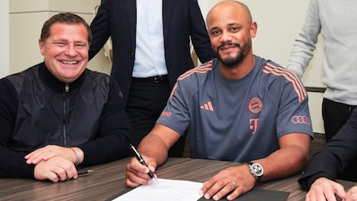 Bayern Munich boss Vincent Kompany signing his extension (X)