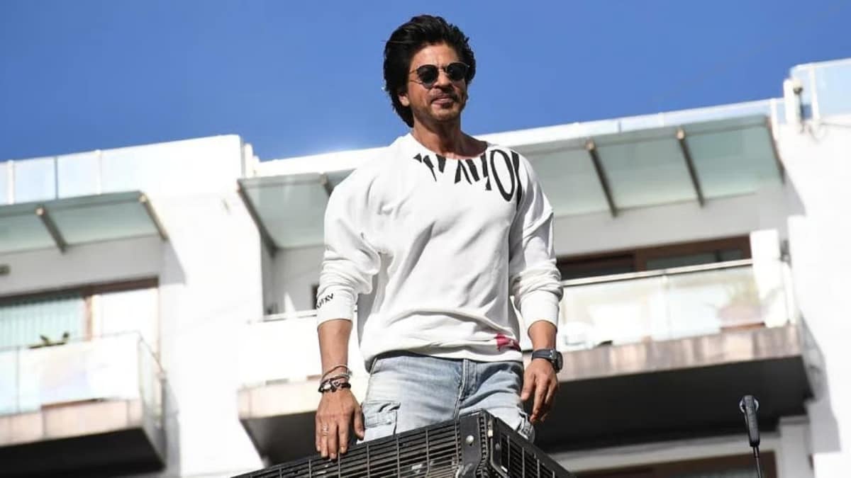 Shah Rukh Khan Apologises, Says Won’t Step Out At Mannat To Greet Fans On 60th Birthday: ‘Will Miss…’ | Bollywood News